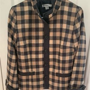 Gorgeous Pendleton wool ladies blazer jacket. Size 8. Tan and gray plaid .